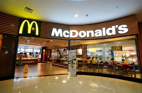 V Čestlicích u Prahy hořela v noci restaurace McDonald’s, škoda je deset milionů korun