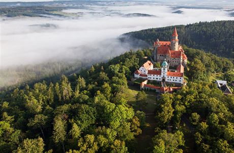 Romantický hrad Bouzov znáte napíklad z filmových pohádek O princezn Jasnnce...