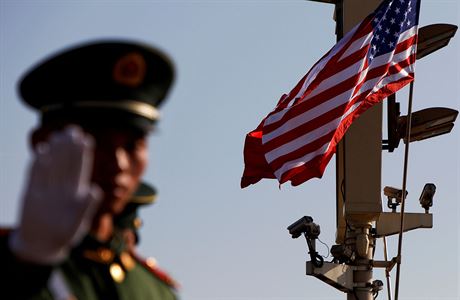 Americká a čínská vlajka v Pekingu.