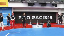 Lewis Hamilton klečí na kolenu v boji proti rasismu.