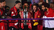 Jürgen Klopp slaví ligový titul s Liverpoolem.