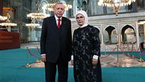 Tureck� prezident Tayyip Erdogan se svou �enou Emine Erdoganovou p�zuj�...