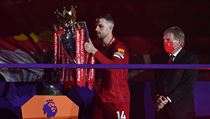 Jordan Henderson pebr trofej, na kterou ekal cel Liverpool.