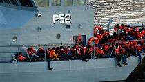 Migranti vyslali tísňový signál poté, co se jejich přeplněný člun v neděli...
