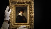Vzácný autoportét renesančního malíře Rembrandta van Rijna se dnes na aukci...