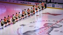 Hokejist Pittsburghu Penguins a Philadelphie Flyers pi hymn.