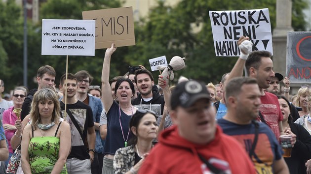 Vládu demonstranti označují za nekompetentní, ministra Vojtěcha vyzvali k...