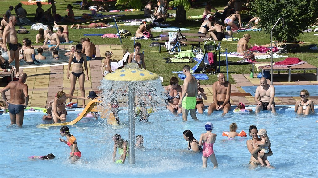 V horkém poasí zaplnili návtvníci 26. ervna 2019 koupalit. Na fotografii...