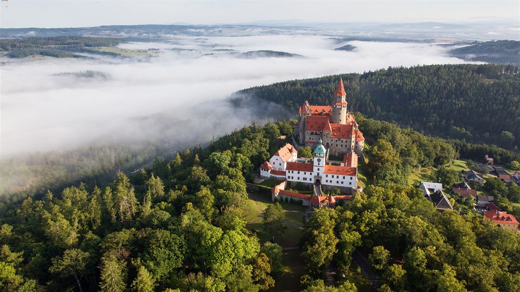 Romantický hrad Bouzov znáte například z filmových pohádek O princezně Jasněnce...