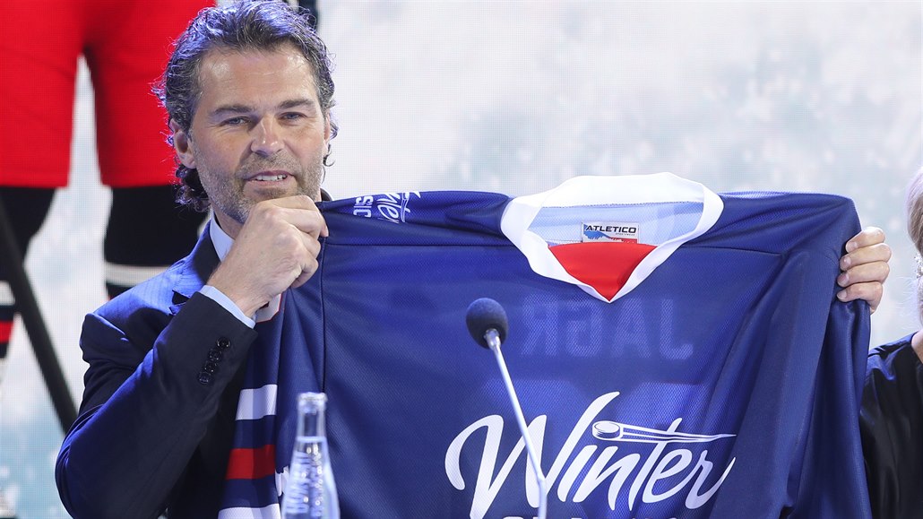 Jaromír Jágr pózuje s dresem Winter Classic.