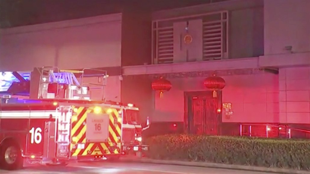 Svdci podle deníku Houston Chronicle vidli, jak lidé na dvoe u budovy pálí...