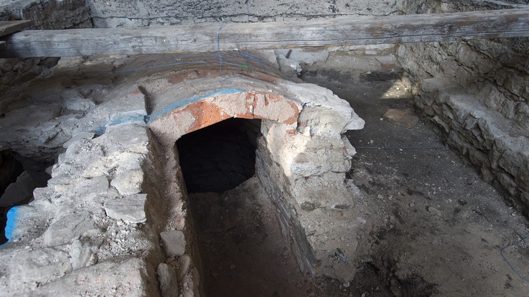 Středověká osmimetrová studna v interiéru bývalé tělocvičny objevená při...