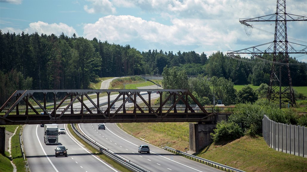 elezniní most pes dálnici D3 u evtína.