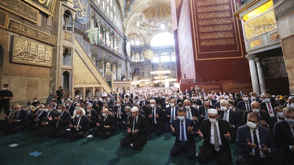 Prezident Erdogan při modlitbě v Hagii Sofii, která se přeměnila z muzea na...