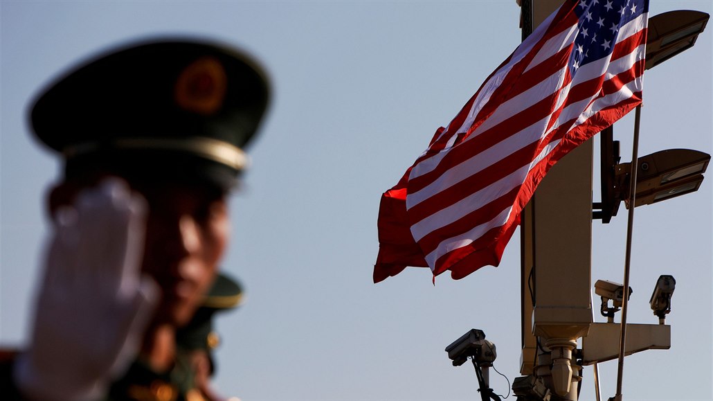 Americká a čínská vlajka v Pekingu.