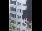 VIDEO: Chlapci unikli před požárem skokem z deseti metrů. Muži, kteří je chytali, mají zlomené ruce