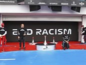 Lewis Hamilton kleí na kolenu v boji proti rasismu.