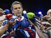 Hokejová legenda Jaromír Jágr (uprosted) hovoí s novinái 21. ervence 2020 v...