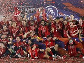 Fotbalisté Liverpoolu pebírají trofej pro vítze Premier League.