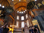 Snímek z ervna 2020, který zachycuje turisty v chrámu Hagia Sofia.