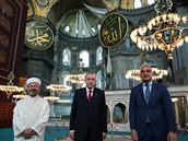 Turecký prezident Recep Tayyip Erdogan (uprosted), ministr turismu (vpravo) a...