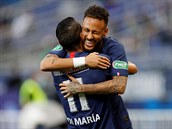 Neymar a Ángel Di María slaví rozhodující branku finále francouzského poháru.