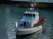 Migranti zachránní u Malty na palub vojenské lodi, která je pevzala.