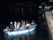 Migranti piplouvají na ostrov Lampedusa, 24. ervence 2020.