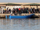 Od stedy se ke behm Lampedusy dostalo více ne tisíc migrant.