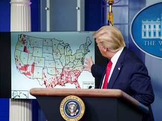 Americk prezident Donald Trump stoj ped mapou, kter zobrazuje hustotu...