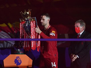 Jordan Henderson pebr trofej, na kterou ekal cel Liverpool.