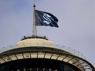 V Seattlu u vlaje vlajka hokejovch Kraken.