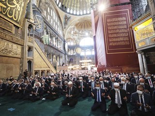 Prezident Erdogan pi modlitb v Hagii Sofii, kter se pemnila z muzea na...