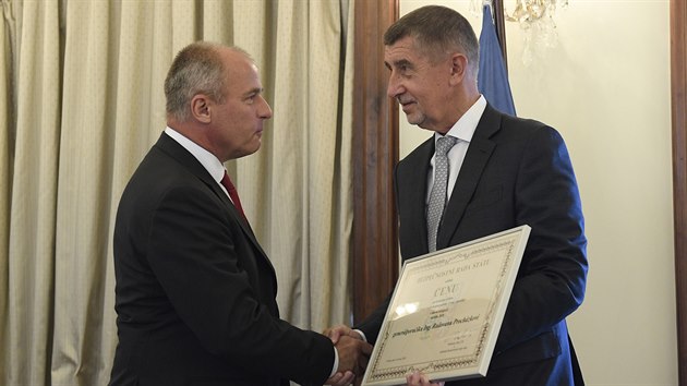 Premiér Andrej Babi� (vpravo) p�edal 22. �ervence 2020 v Praze ceny...