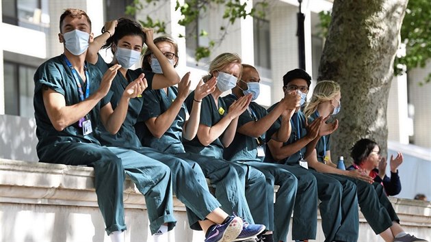 Zdravotníci u Nemocnice sv. Tomáe v Londýn tleskají svému zamstnavateli,...