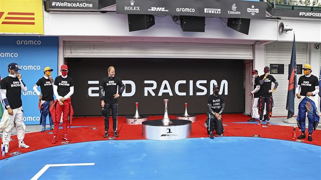 Lewis Hamilton kleí na kolenu v boji proti rasismu.