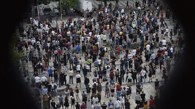 Lidé protestem vyjadují nesouhlas s postupem vlády a Krajské hygienické...