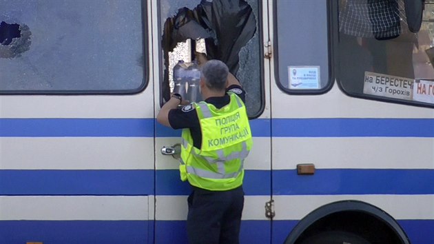 Policejní stráník donesl pití rukojmím do autobusu, který unesl Kryvo.