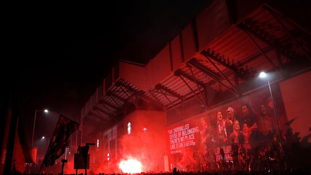 Píznivci Liverpoolu slavili mistrovský titul ped Anfieldem.