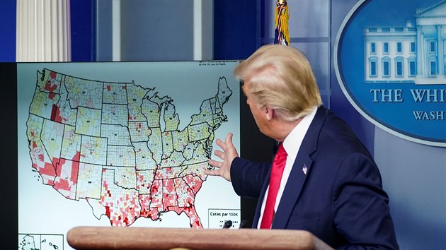 Americký prezident Donald Trump stojí ped mapou, která zobrazuje hustotu...