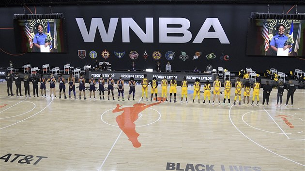 Basketbalistky ped úvodním zápasem WNBA odely pi hymn.