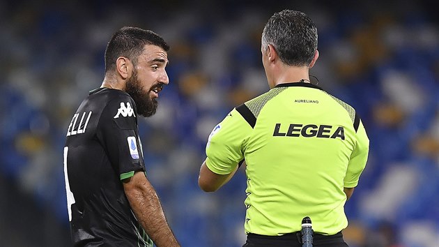 Francesco Manganelli ze Sassuola spílá rozhod�ímu.