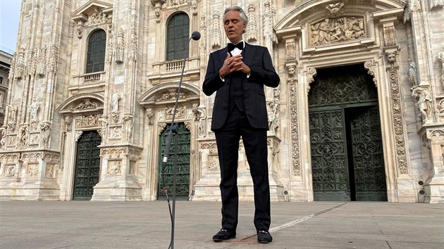 Andrea Bocelli jet v dob vrcholné uzávry na Velikononí nedli ped...
