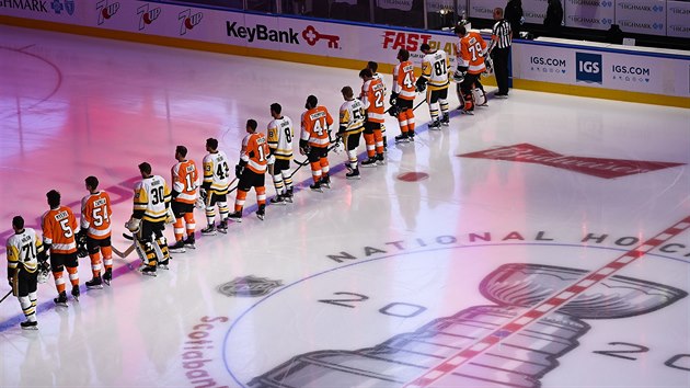 Hokejisté Pittsburghu Penguins a Philadelphie Flyers pi hymn.