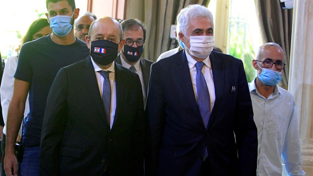 Francouzský ministr zahranií Jean-Yves Le Drian (vlevo) s jeho libanonským...