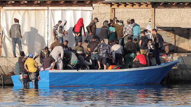 Uprchlíci na lodi. ilustraní snímek