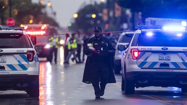 Policisté na míst stelby, pi které bylo zranno 15 lidí.