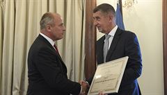 Premiér Andrej Babiš (vpravo) předal 22. července 2020 v Praze ceny...