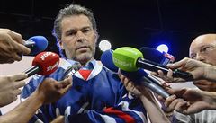 Hokejová legenda Jaromír Jágr (uprosted) hovoí s novinái 21. ervence 2020 v...