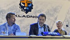 Zleva editel Skiareálu pindlerv Mlýn René Hrone, hokejová legenda Jaromír...